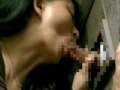＜ヘンリー塚本ｘ浅井舞香＞頭の中はチン〇でいっぱいの淫乱人妻が公衆トイレで肉棒にむしゃぶりつく‼