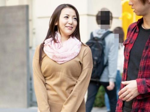 ＜熟女ナンパ＞長らく夫に抱かれず性欲溜まった熟女奥さんがプロの男優チン〇でイキまくる！