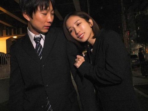 ＜小島みなみｘ出張先相部屋＞仕事もHもバリバリなキャリア美人上司が部下とワンナイトセックス！