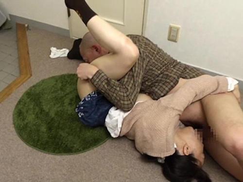 【ヘンリー塚本】他人の欲望に翻弄され、快楽の深淵で喘ぎ狂う妖艶な女性！濃厚な情熱の渦に飲み込まれる淫らで魅惑的な人妻！