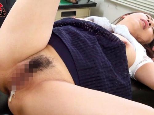 【淫乱性交×隠し撮り】性欲が抑えきれない麗しい人妻が卑劣なドクターに弄ばれる！過敏な秘部を弄ばれ、身体を反らせて痙攣しながら何度も昇天する姿がたまらない！