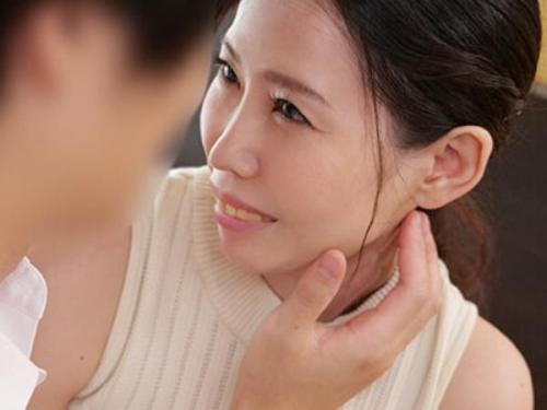 ＜AVデビューｘ橋野千夏＞妖艶ボディの美熟女奥さんが年下チン〇にぶち込まれてイキまくる！