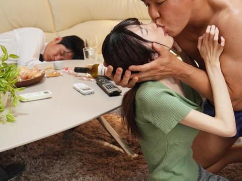 ＜有坂深雪＞クビレ巨乳の美人妻が亭主のマッチョ上司のバキバキ肉棒でハメられイキまくる！