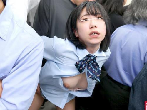 【痴漢映像】「これ以上は…ダメっ！」電車内で美少女たちが強制的に性的暴行を受ける！抵抗しても快楽に身を委ねる！
