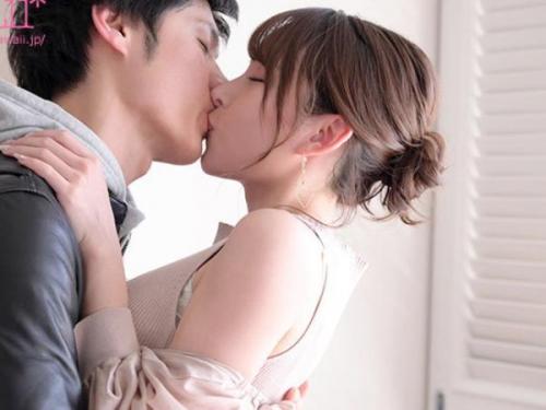 ＜伊藤舞雪＞性欲強めな美人お姉さんがカレと舌をねっとり交わせ肉棒に跨り騎乗位セックス‼