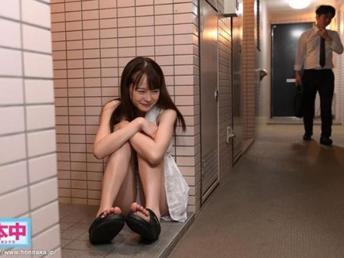 触れ合うことを避けた結果、純真な家出少女が大胆不敵な誘惑者へと変身！手を使わずに、熱い情熱がさらに燃え上がる！