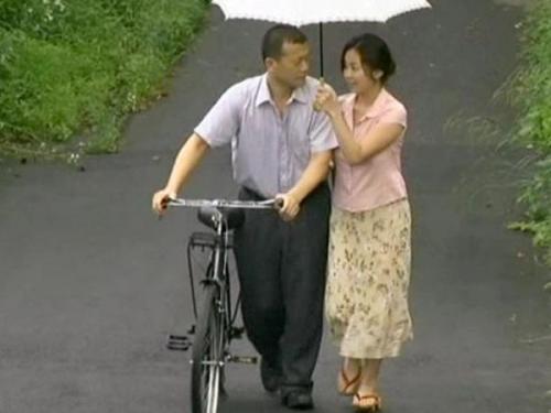 ＜ヘンリー塚本＞頭の中はチン〇でいっぱいの淫乱熟女人妻が野外で性欲解放の不倫セックス！