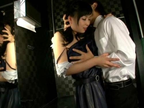 友人の結婚式で泥酔し、屈辱的な被害に遭った巨乳美女…意識を失った彼女がトイレで無理やり調教され、屈辱的な行為を強要される…