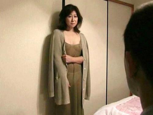 ＜美里流季ｘヘンリー塚本＞長らくチン〇日照りな熟女母が義息の肉棒にドハマりし禁断セックス！