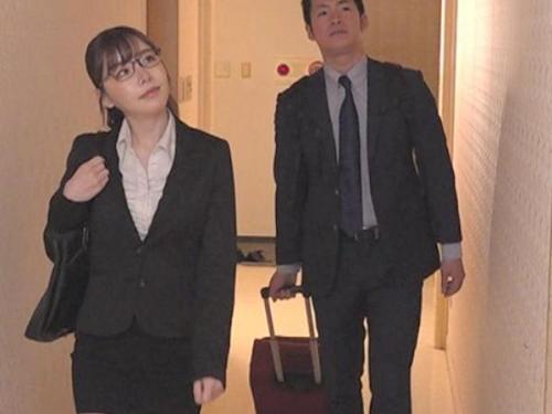 ＜深田えいみｘ出張先相部屋＞エッチも仕事もバリバリな美人上司が新婚ほやほやの部下を誘惑しハメまくる！
