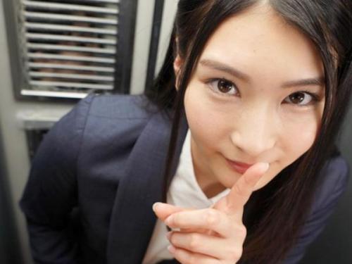 ＜本庄鈴ｘVR＞性欲過剰の美人OLさんが後輩クンをロッカーに押し込め痴女責めセックス！