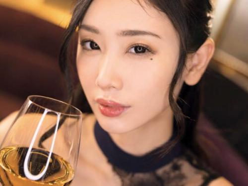 ＜小松杏＞色気ムンムンのスレンダー美人キャバ嬢が店のトイレで客のチンポをほおばりドスケベセックス！