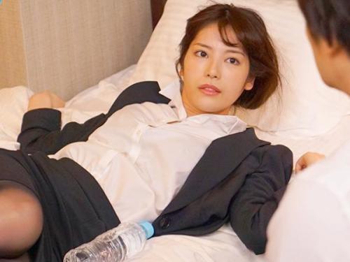＜楓カレンｘ出張先相部屋＞お堅い生真面目美人社員が肉棒ぶち込まれて女の顔でイキまくる！