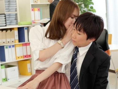 【淫乱】＜miru＞魅惑的な美人社員が、控えめな先輩社員を誘惑し、スカート越しに大胆なアプローチで情熱的なひとときを！
