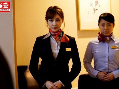 【官能映像】魅力的な美乳を誇る客室乗務員の彼女、禁じられた悦楽に酔いしれる！