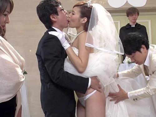 ＜村上涼子＞いつでもどこでも誰とでもハメれる世界でむちむち新婦が他人棒でハメまくる‼