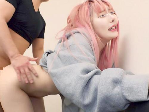 【美女】ピンク色の髪をしたセクシーなギャルがローターで自慰行為♡そして、大きな男根を挿入し、どちらが快感かを実験しちゃいます♪