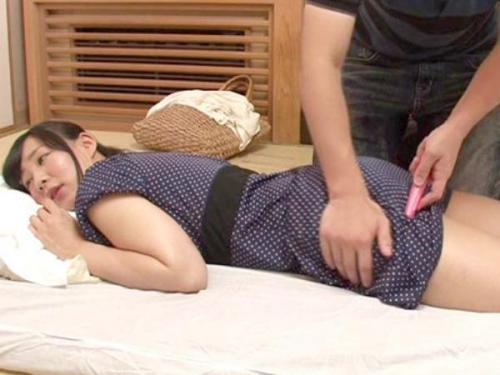 ＜マッサージｘ人妻＞最近夫に抱かれず性欲溜まった美人妻がエロマッサージで快楽堕ち！