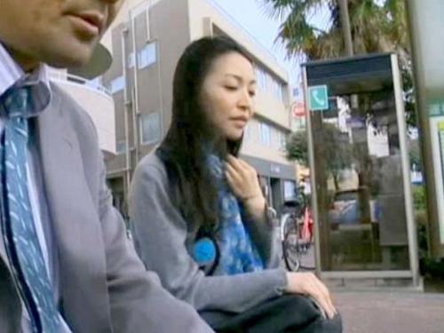 ＜ヘンリー塚本＞亭主に相手にされずで性欲溜まった熟女人妻が他人の肉棒に溺れて不倫ファック！