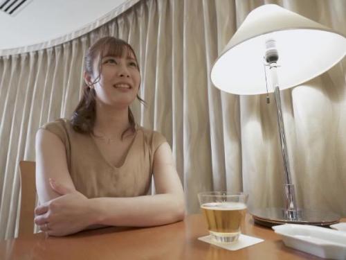 【不倫】美脚を開かせ、割れ目をなぞると体が敏感に反応！一見クールに見えて、笑顔が素敵な美人妻！