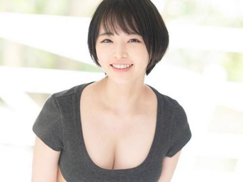 ＜AVデビューｘ三宮つばさ＞スタイル抜群の巨乳美少女が淫乱マン〇を手マンで潮吹きさせられ欲情セックス！