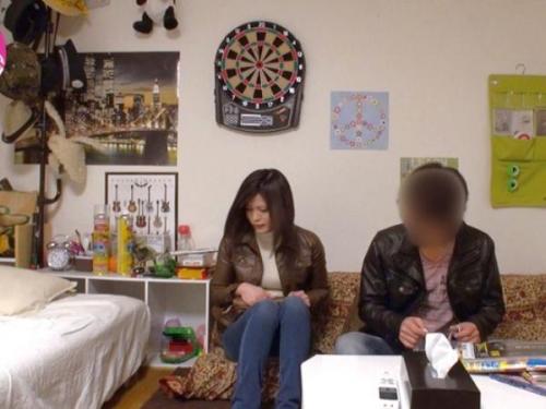 ＜成熟した誘惑＞日常の退屈に飽きた人妻がナンパ男の家で背徳の情事に溺れる！