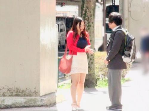 ＜人妻ｘ逆ナンパ＞夫のチン〇じゃ満足できない淫乱美人妻が自分で肉棒ゲットして肉欲セックス！