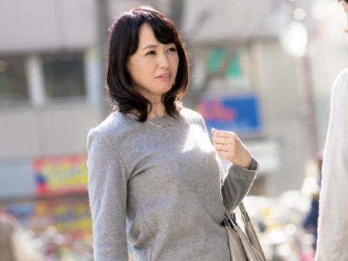 ＜ハメ撮りｘ熟女＞長年チン〇日照りの五十路美魔女奥さんが若い肉棒でハメられイキまくる！