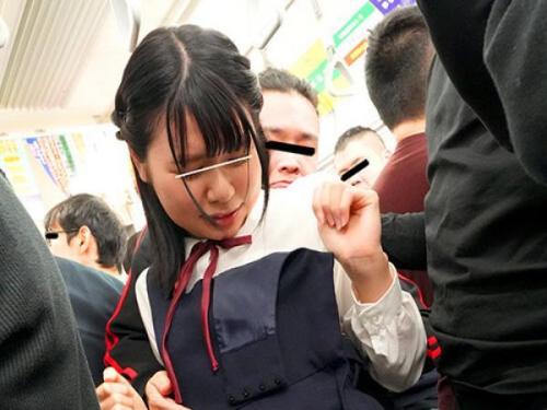 混雑した電車内で痴漢の餌食となる豊満な胸を持つ女子高生！彼女の恥ずかしい姿が撮影され、敏感な体が手の動きに反応してしまう羞恥の瞬間。
