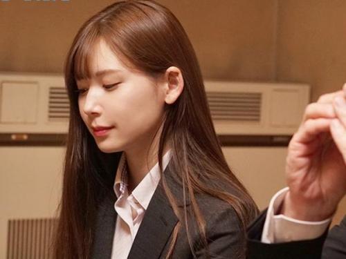 ＜明里つむぎｘ出張先相部屋＞性欲強めな控えめ美人のOLがハゲ部長を誘って肉食ファック！