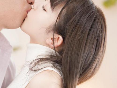 【巨乳】18歳の白肌巨乳美女が、カメラの目前で肉棒を受け入れ、繊細な肉体を貪欲に味わわれるアダルトビデオの撮影現場