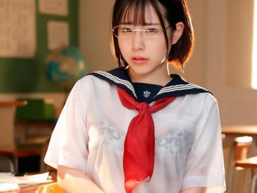 【無料エロ動画】＜制服美少女の秘密＞汗で透けた下着が露わに…無口な女子校生が同級生の視線に感じてしまう！