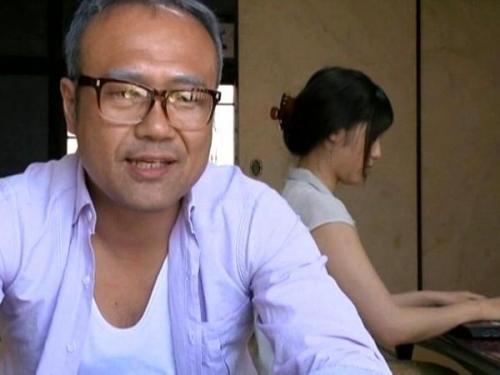【ヘンリー塚本】夫をよそに義父に心を奪われた魅惑の美熟女人妻が、禁断の近親愛と背徳の情事に溺れる！
