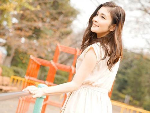 【セックス】妖艶な魅力を放つ美しい熟女が、濃厚なキスで舌を絡ませ、滑らかな秘部に激しく貫かれて絶頂を迎える！