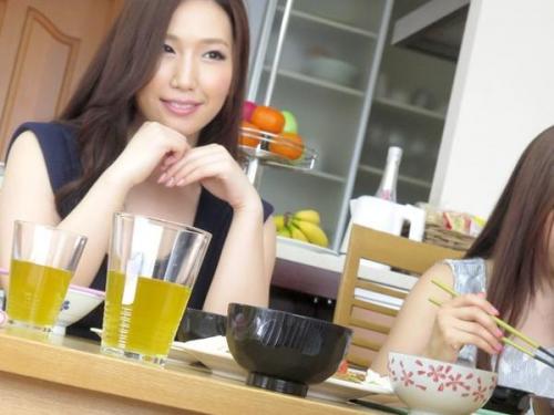 ＜佐山愛＞略奪大好き巨乳美女が妹のカレを脚コキ誘惑して淫乱マン〇で咥え込み腰を振る！