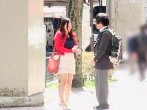 ＜逆ナンパｘ筆おろし＞長らくチン〇日照りな美人妻が自分でお気に入りの肉棒見つけてハメまくる！