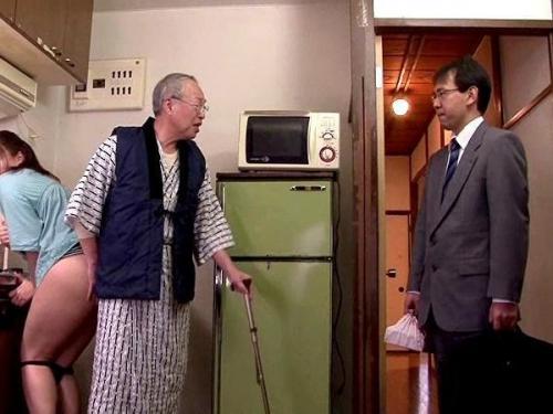 【熟年夫婦】リビングで男根をいじる！指で濡らしてヌルヌルに！生挿入で何度も絶頂！！