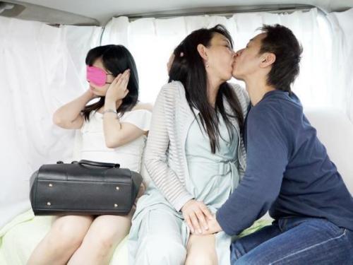 ＜母娘ナンパ＞性欲溜まった熟女母が娘の前で他人棒を咥え込み娘も巻き添え乱交ファック！