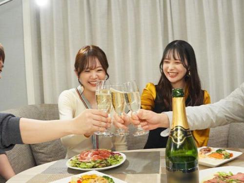 ＜天馬ゆいｘ結城のの＞それぞれの亭主に不満の美人妻２人が互いの夫を交換して性欲解消スワッピングセックス！