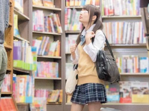 ＜女子高生×書店＞読書好きの控えめスリム制服美少女が痴漢に襲われ声も出せずに恥ずかしさで絶頂！
