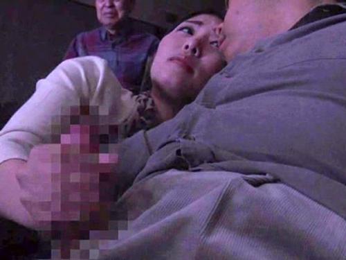 ＜ヘンリー塚本＞頭の中はチン〇でいっぱいの淫乱熟女が18禁映画館で他人棒にザーメンおねだり‼