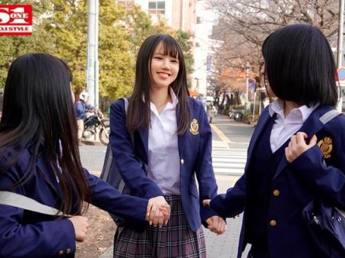 成熟前の少女が制服姿で、欲望にまみれた中年男性に身を委ねる。嫌々ながらも、彼の差し出す金銭に心が揺れる制服美少女。