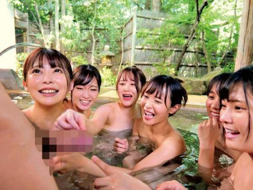 ＜ハーレムｘ温泉＞集団心理で大胆になった美少女たちが勃起チンポをみんなでこねくり回してザーメン絞り！