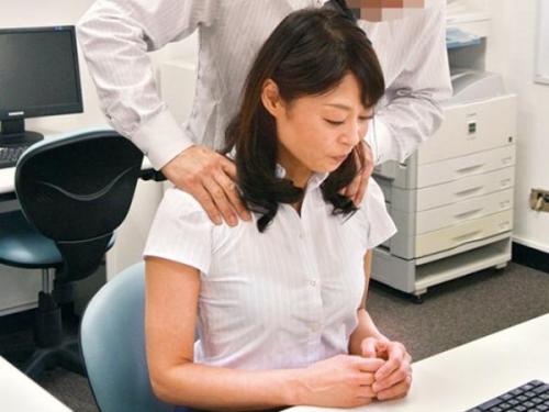 ＜越智綾香＞長らくチン〇日照りな熟女おばさんがパート先でのセクハラに反応しちゃって羞恥イキ‼