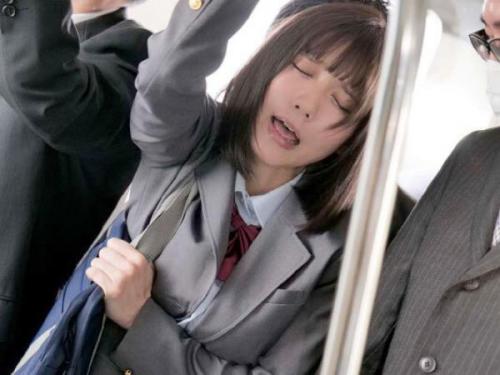 ＜小倉七海＞何度も痴漢されるて体が開発された制服美少女がパンティぐっしょり濡らして手マンに喘ぐ！