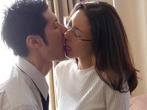 ＜松下紗栄子＞仕事一途でセックスレスな美人上司が若い部下にねっとりハメられ禁断セックス！