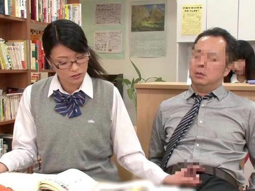 ＜ハメ撮りｘ図書館＞むっつり眼鏡美少女が隣のおじさんの勃起チン〇を無中でしごいて発情セックス！