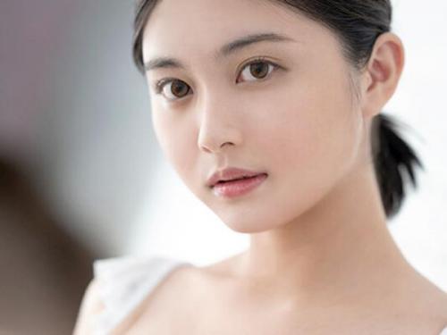 ＜AVデビューｘ五十嵐なつ＞端正な顔立ちの色白美少女がマン〇ドアップからの濃厚セックス！