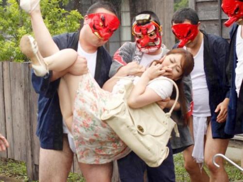 ＜翔田千里＞夫の故郷での淫らな伝統により媚薬を飲まされ、村人たちの欲望のままにされた都会の成熟した妻！