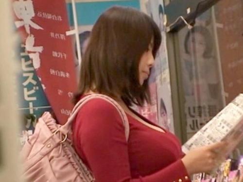 ＜素人ナンパ＞いつでも即ハメOKのドスケベビッチがナンパ男に巨乳を押し付けハメまくる‼